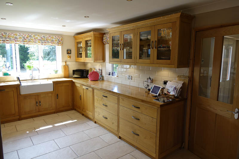 https://www.herringport.co.uk/Storage/galleries/gallery_3/originals/2%20oak%20country%20kitchen.jpg